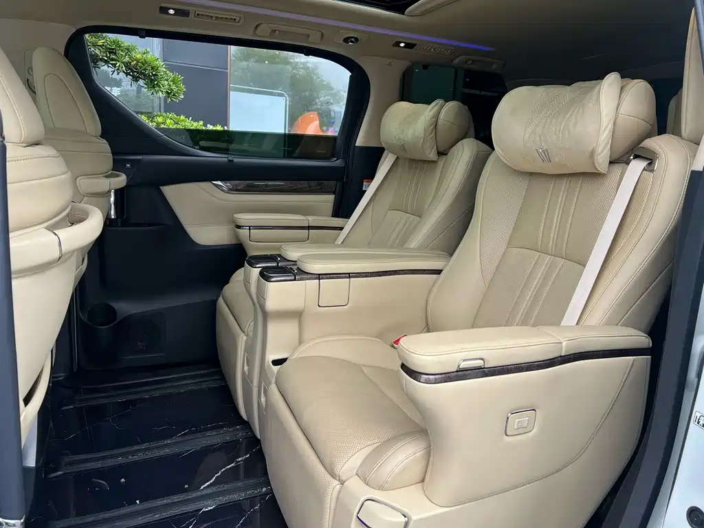 Toyota Vellfire Crown Hybrid 2.5L HV Premium Edition, фото 3