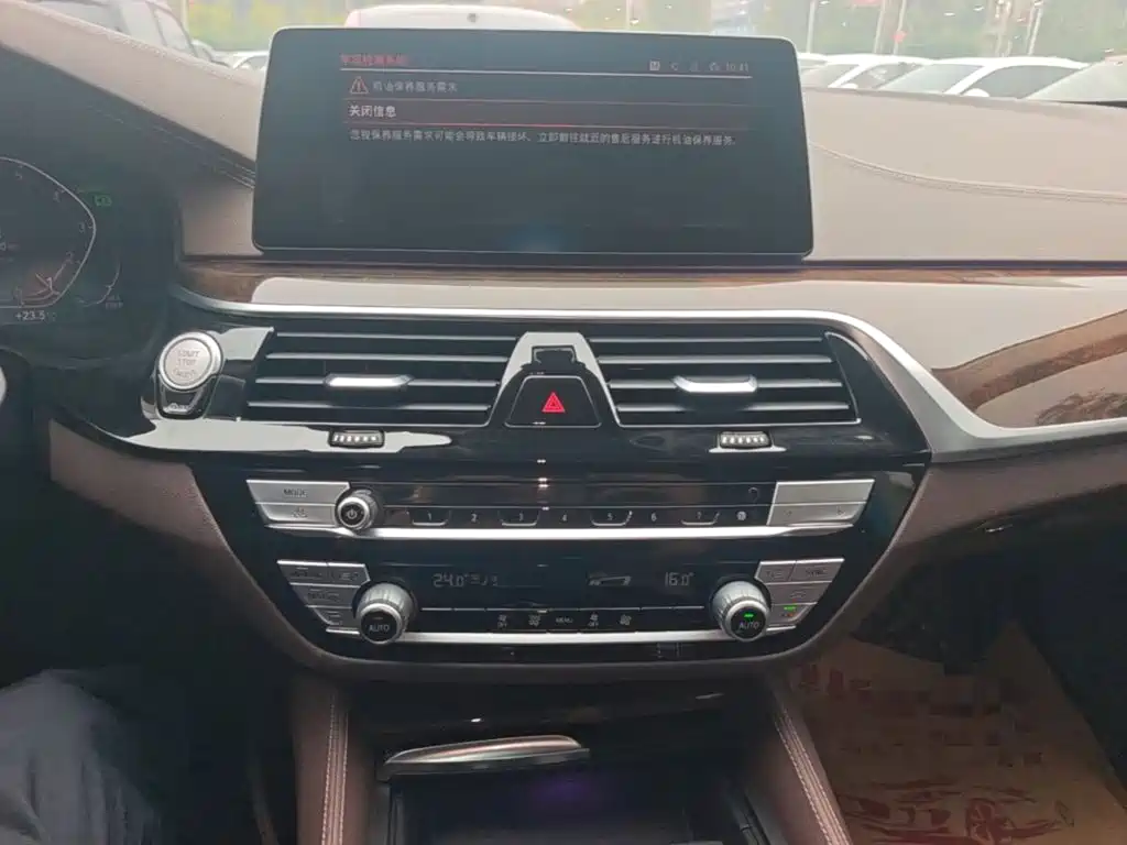 BMW 5 Series — миниатюра 13