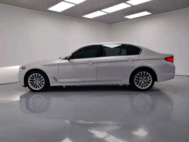 BMW 5 Series — миниатюра 4
