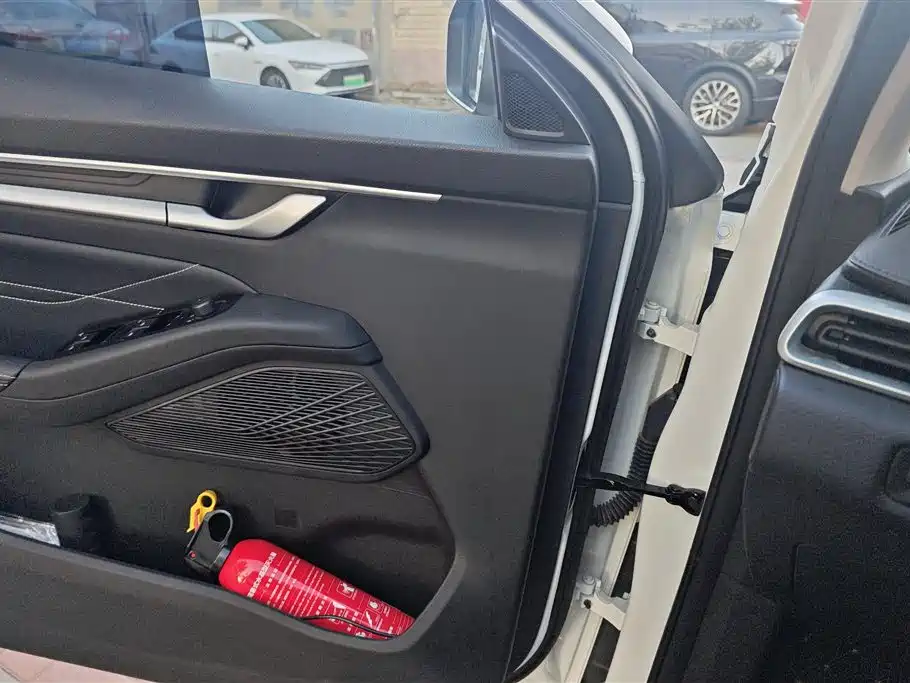 Geely Emgrand 2025 4 1.5L MT