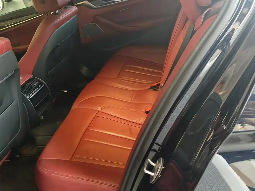 BMW 5 Series — миниатюра 8