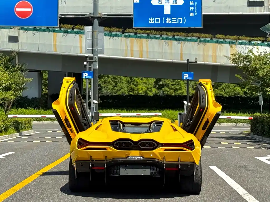 Lamborghini Revuelto — миниатюра 8