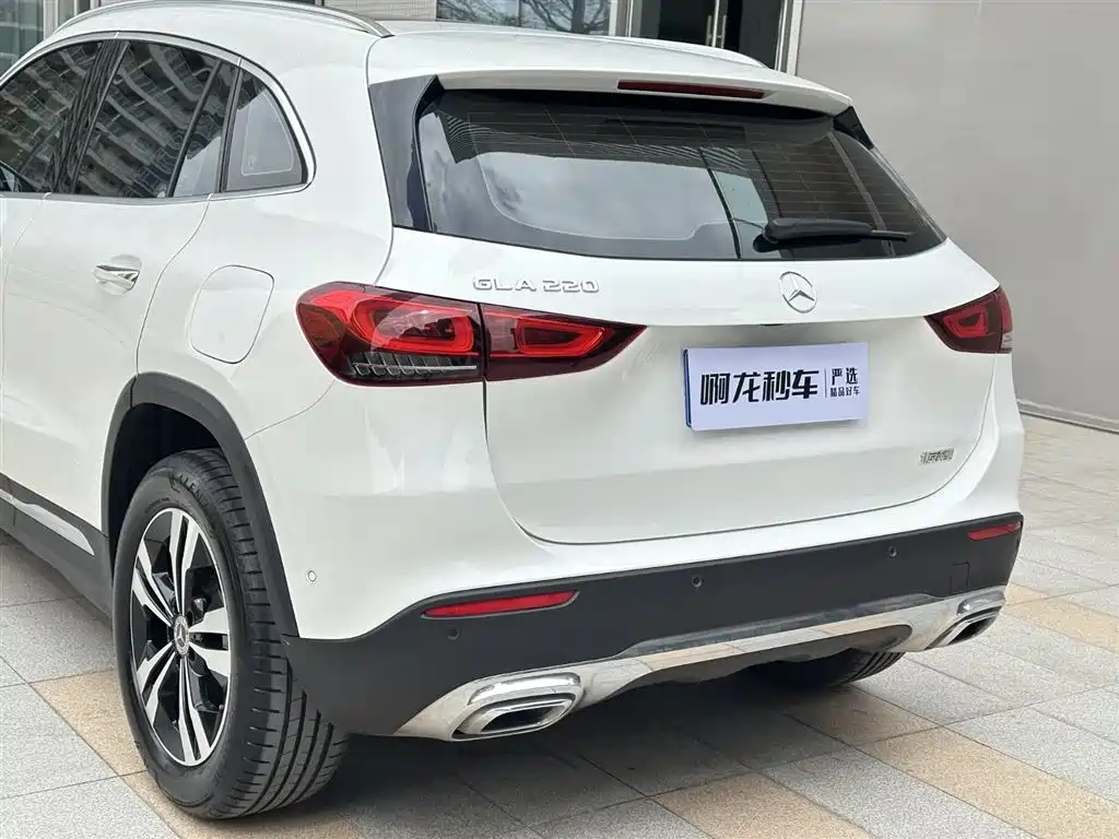 MERCEDES-BENZ GLA