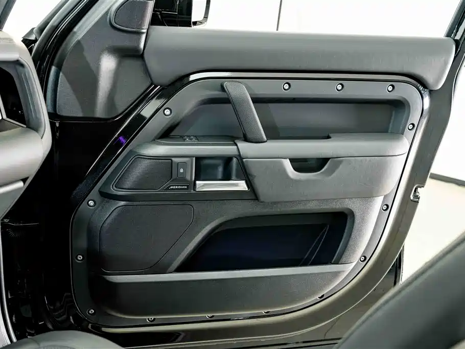 Land Rover Defender — миниатюра 16