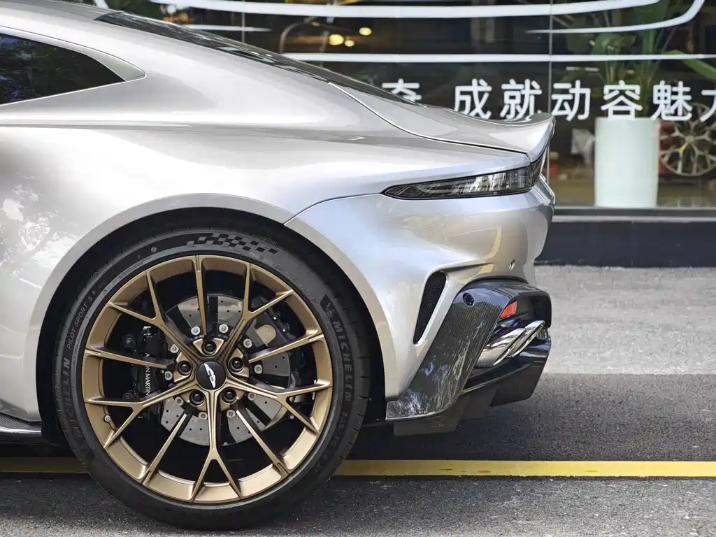 Aston Martin V8 Vantage — миниатюра 12