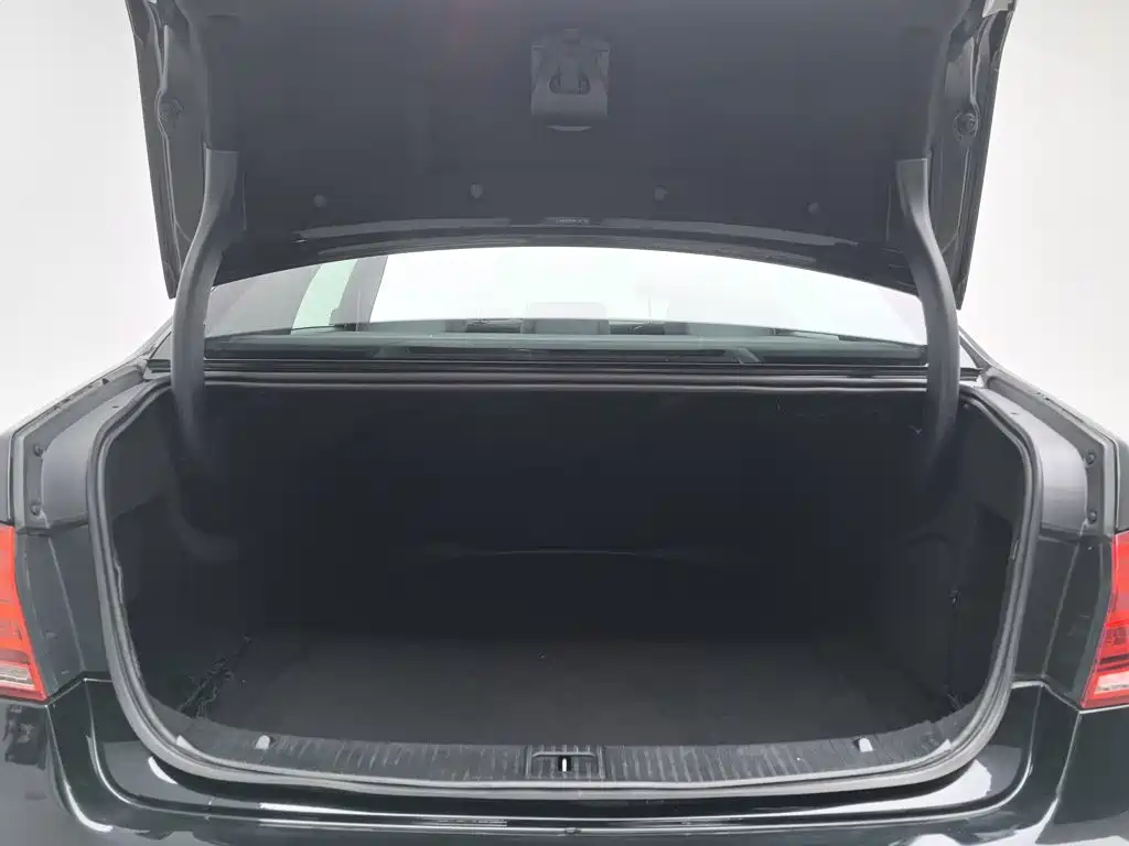 Mercedes-Benz E-Class — миниатюра 16
