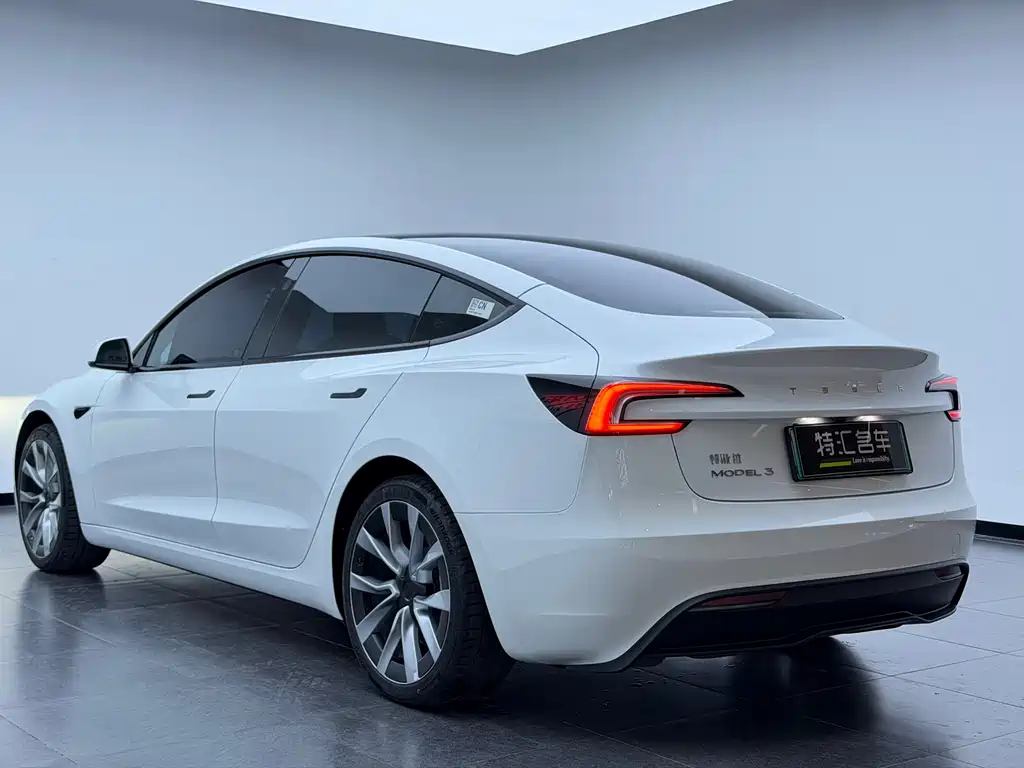 Tesla Model 3 — миниатюра 16