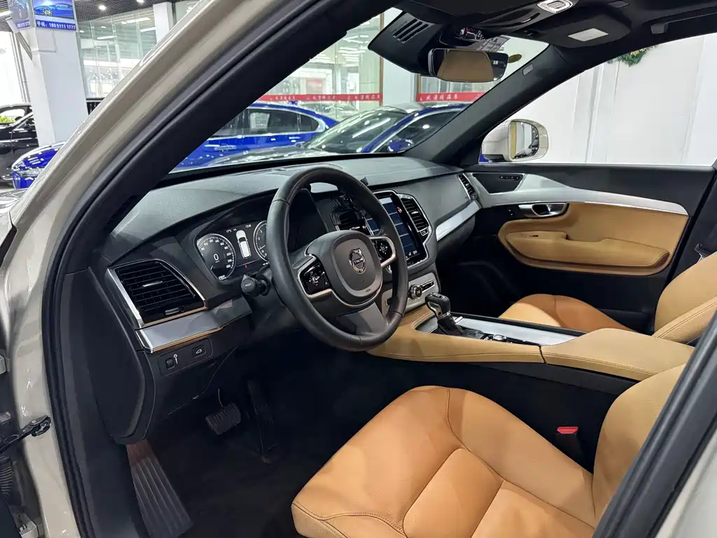 Volvo XC90 2018 T6 7 мест