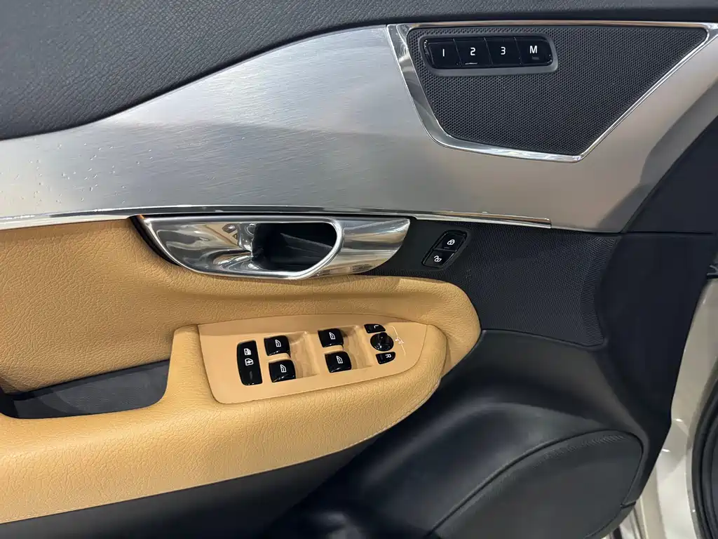 Volvo XC90 2018 T6 7 мест