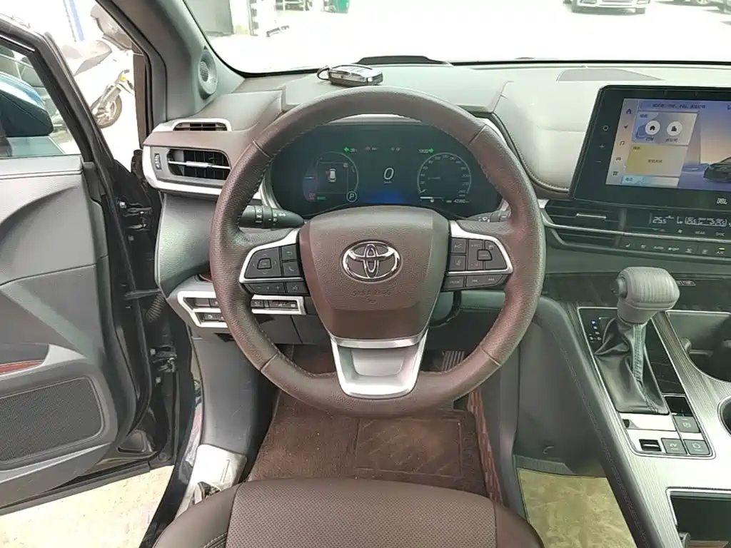 Toyota Granvia — миниатюра 11