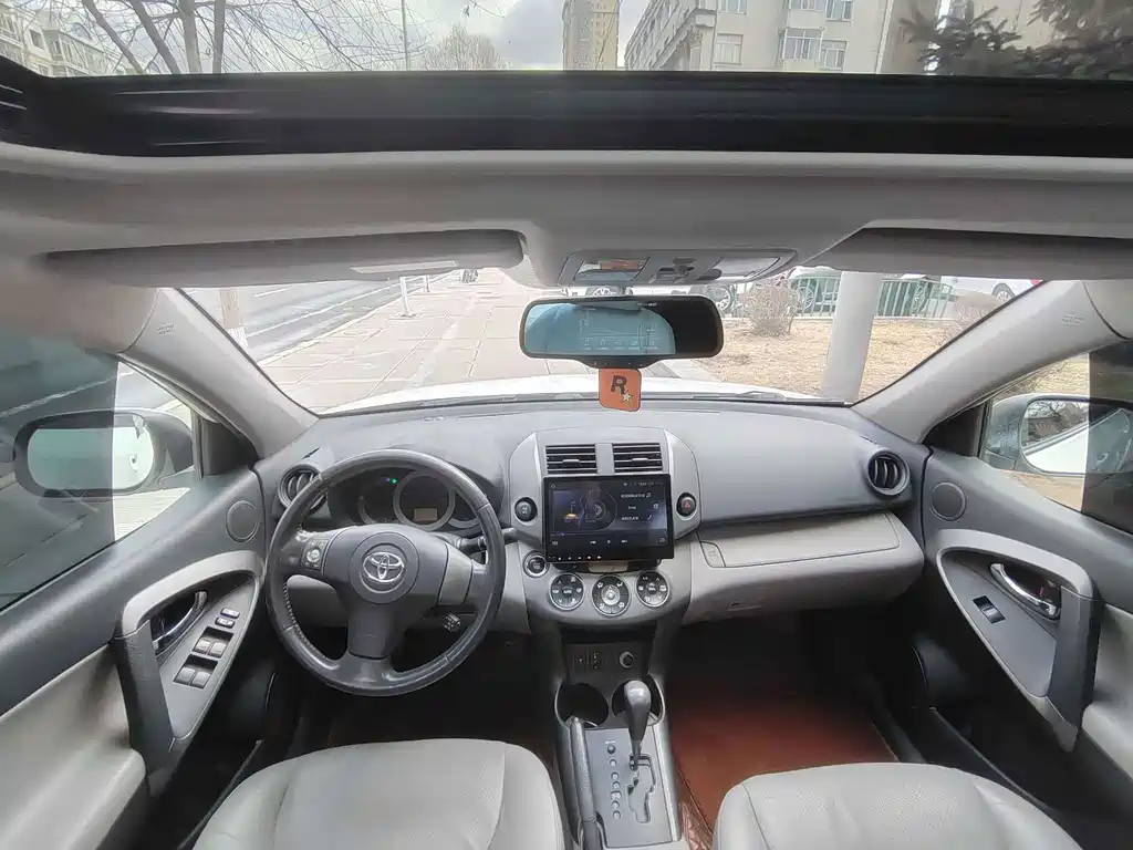 Toyota RAV4 — миниатюра 8