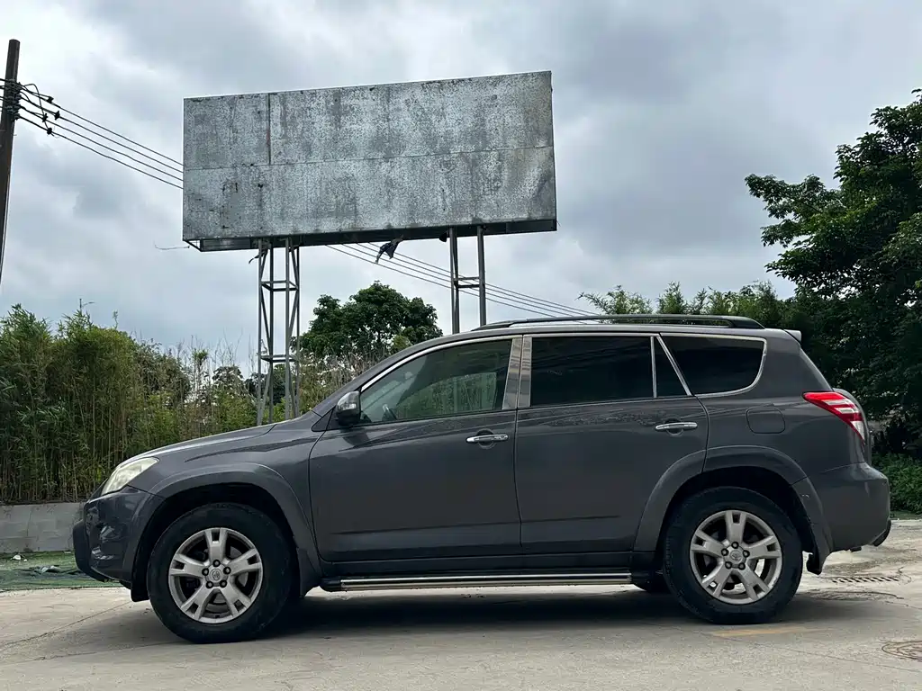 Toyota RAV4 2011 2.4L AT Luxury