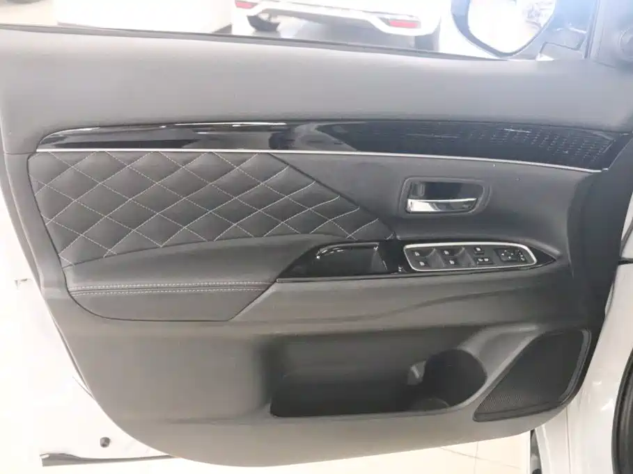Mitsubishi Outlander — миниатюра 12