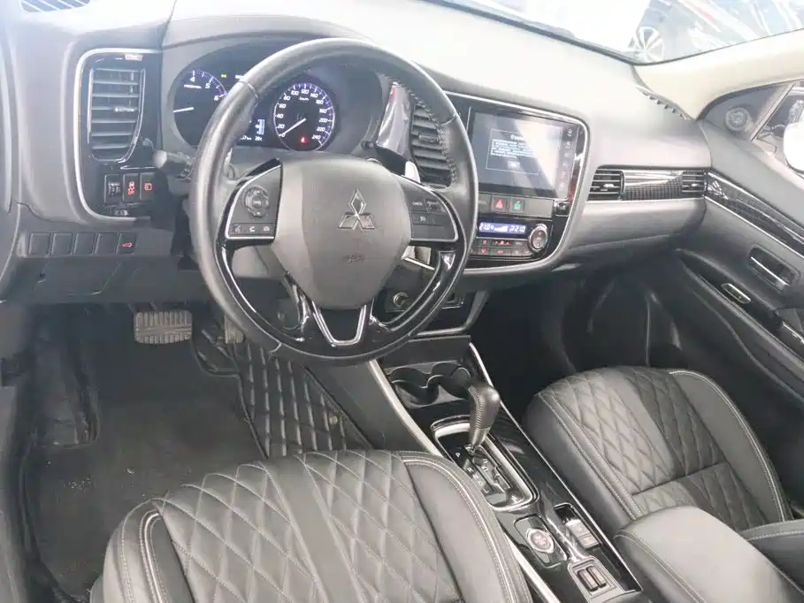 Mitsubishi Outlander — миниатюра 11