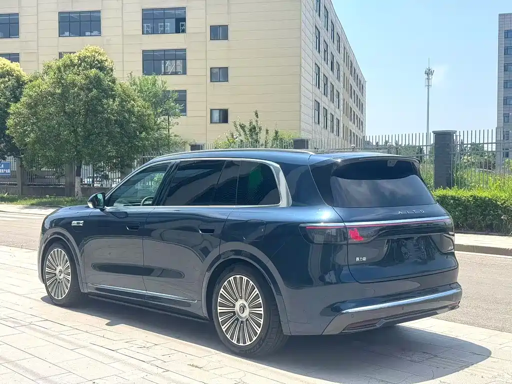 Aito M8 2025 Ultra 53.4kWh 5 мест (192 )