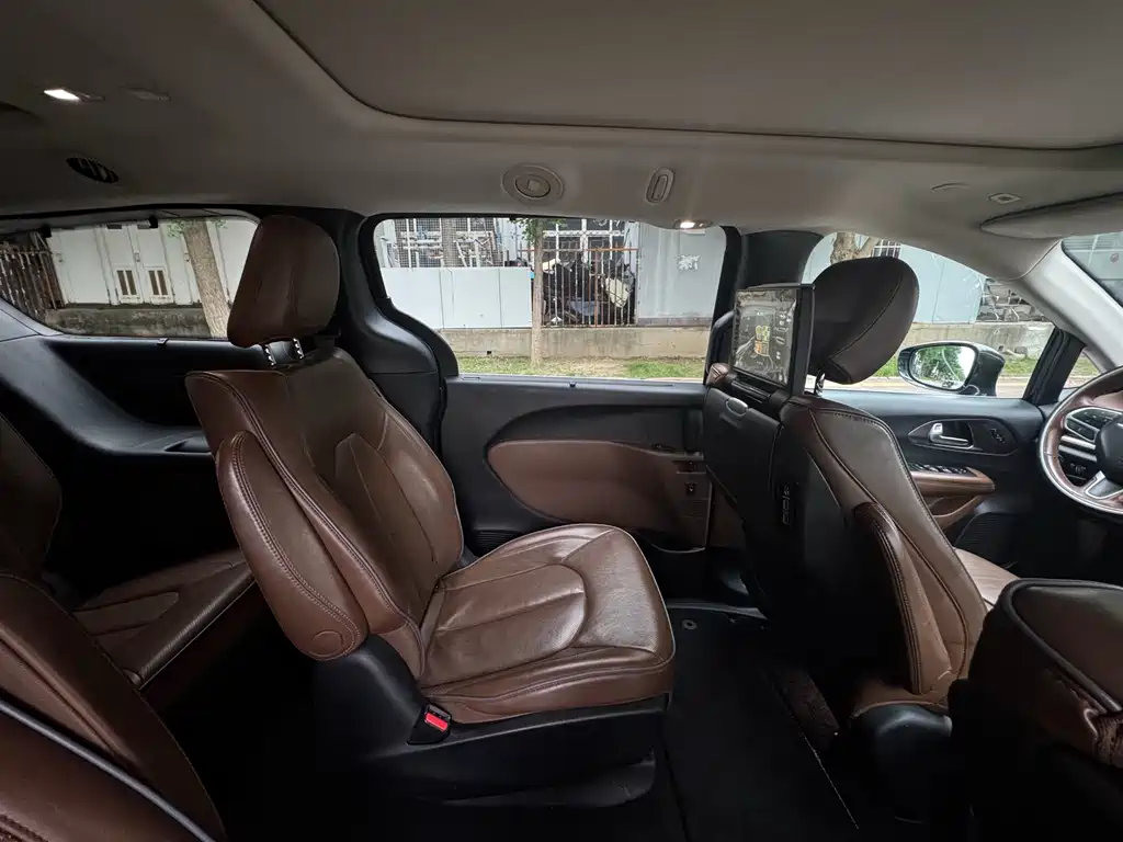 Chrysler Grand Voyager (Import) — миниатюра 21