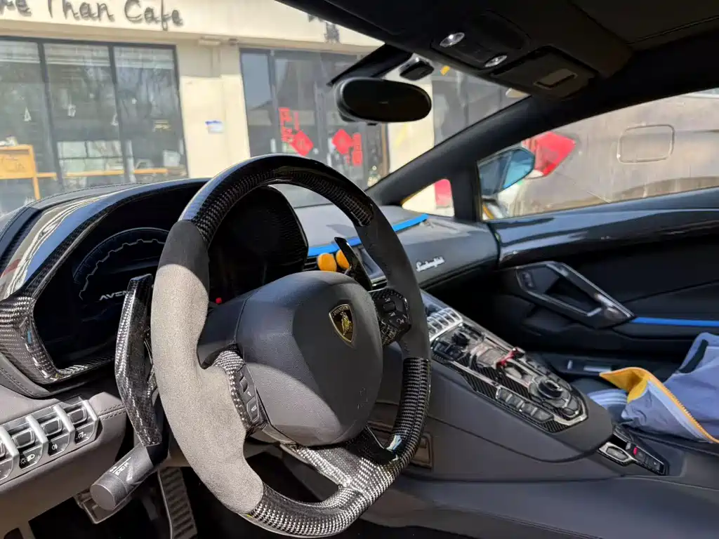 LAMBORGHINI AVENTADOR