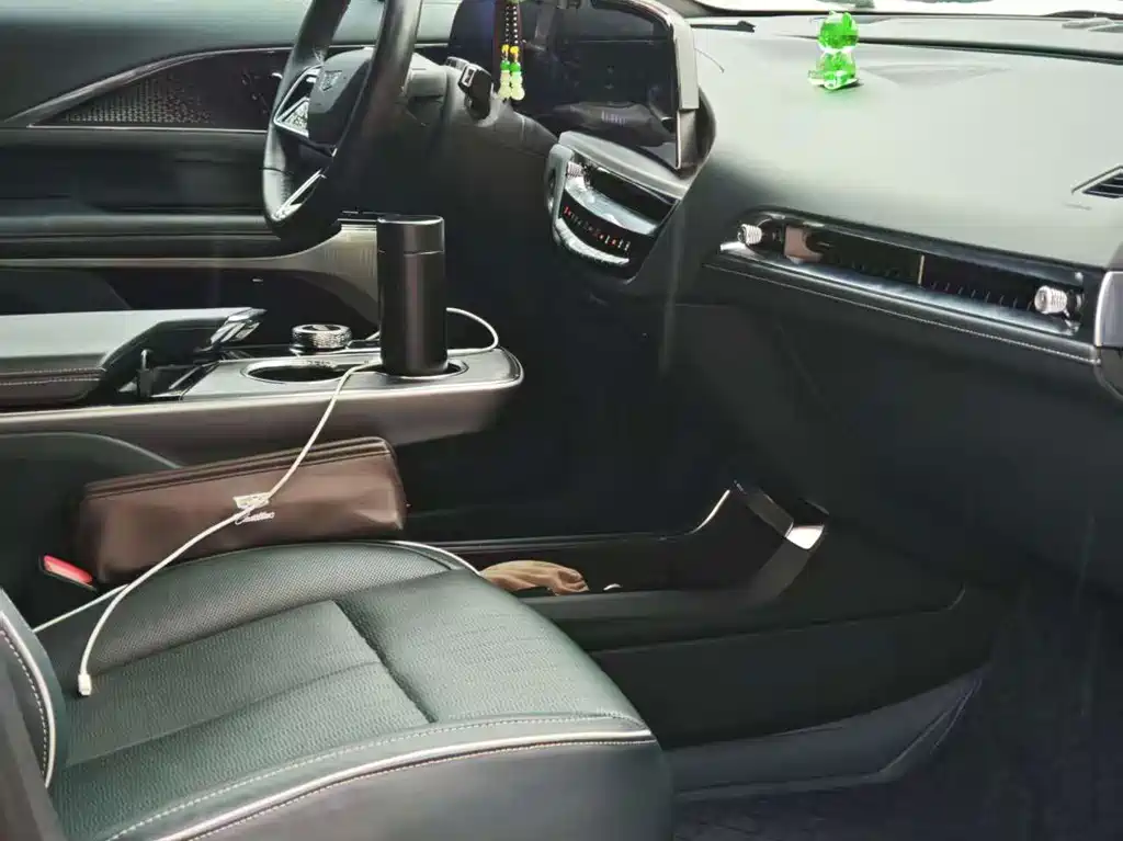 Cadillac Lyriq — миниатюра 12