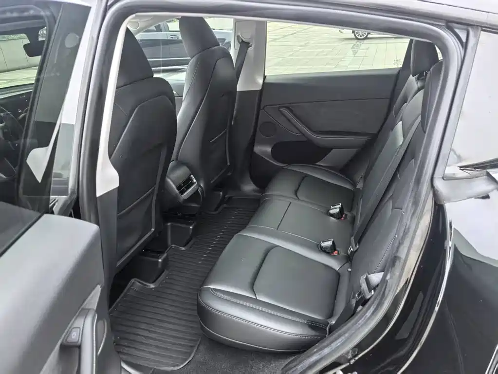 Tesla Model Y — миниатюра 8