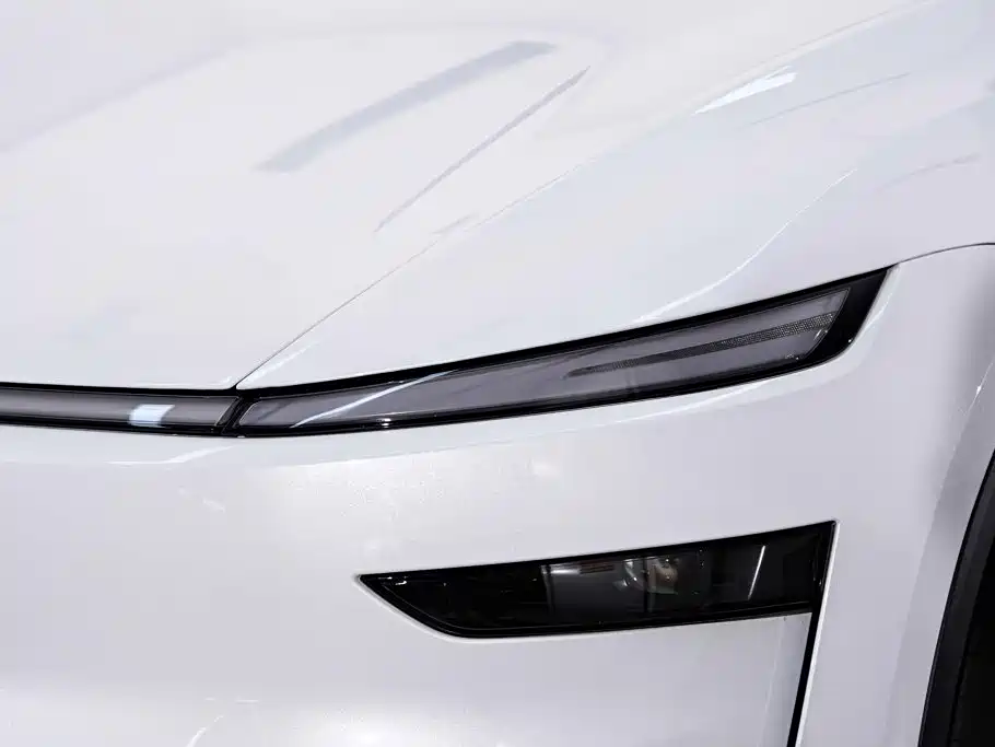Tesla Model Y — миниатюра 10