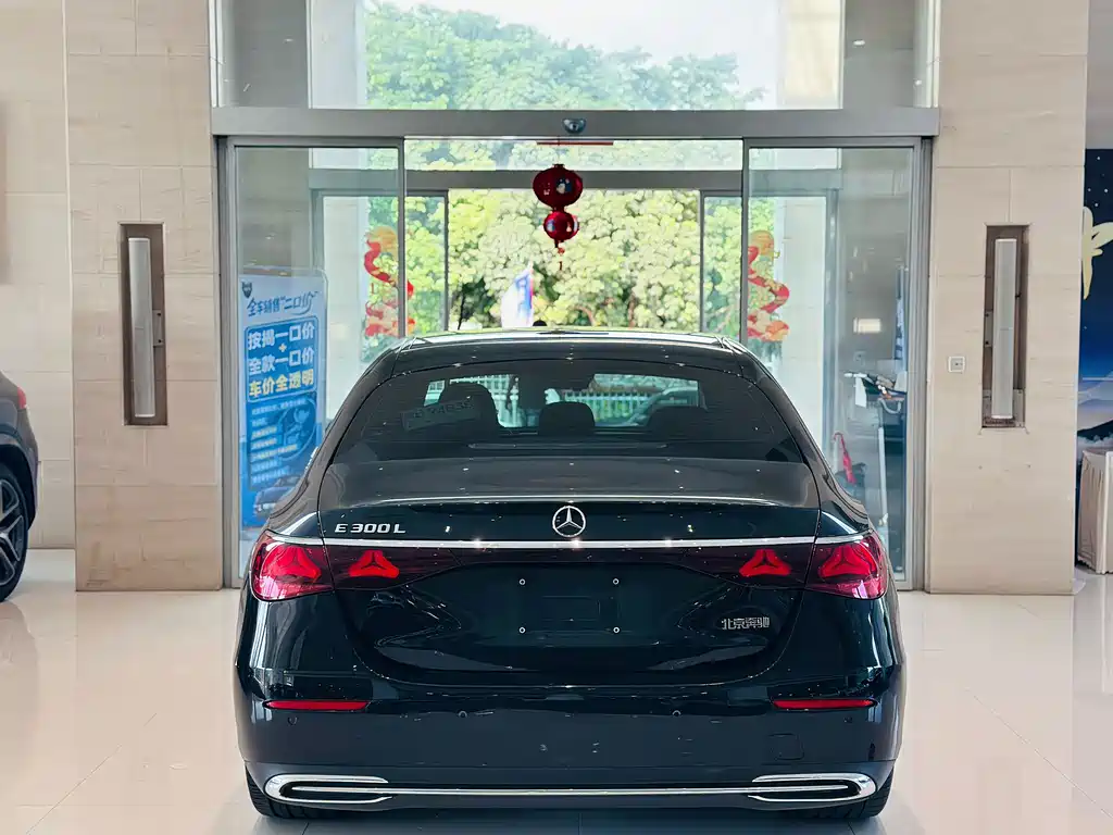 Mercedes-Benz E-Class — миниатюра 7