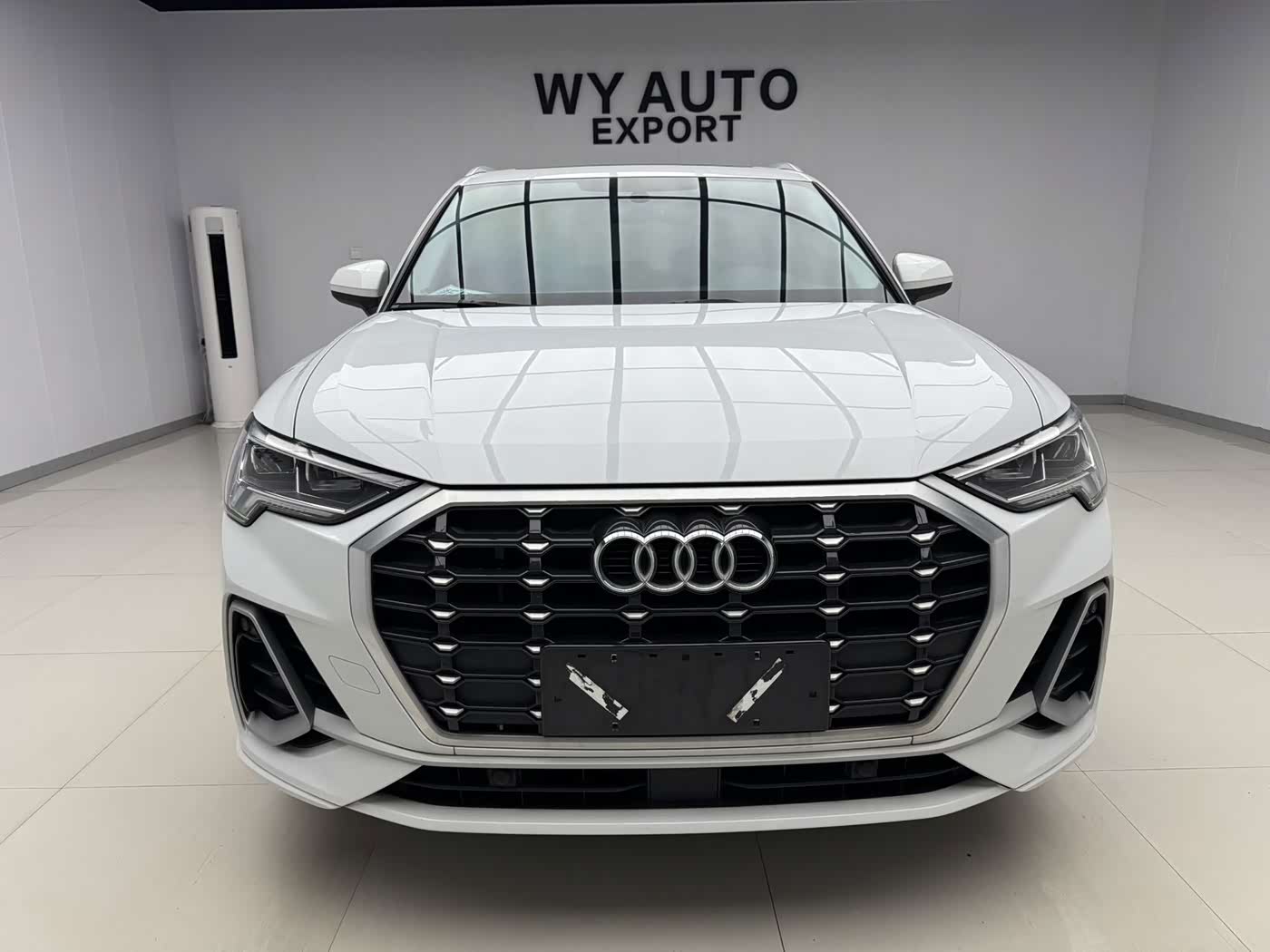 Audi Q3 1.4 л 2022 г. Белый, пробег 18000 км