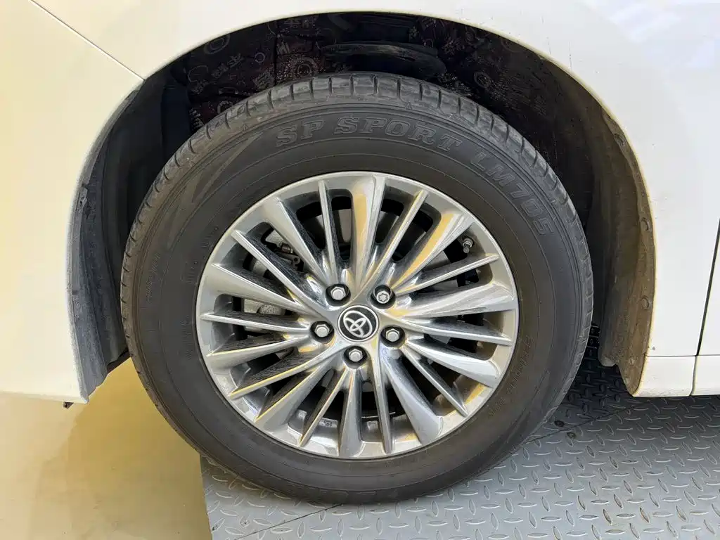 Toyota Alphard — миниатюра 10
