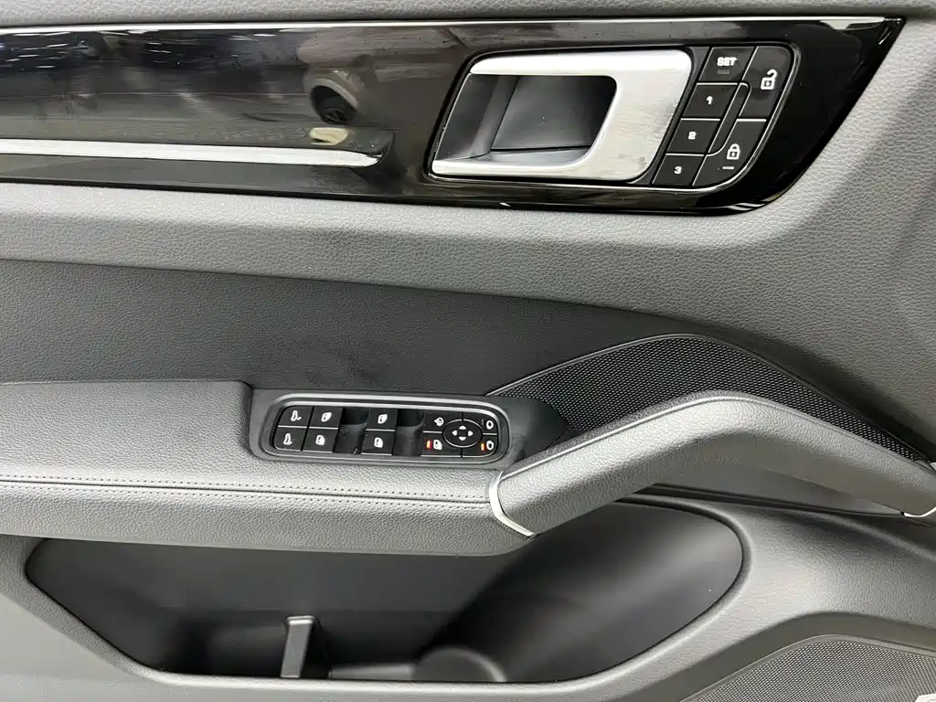 Porsche Cayenne — миниатюра 20