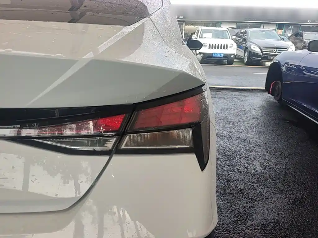Hyundai Elantra — миниатюра 8