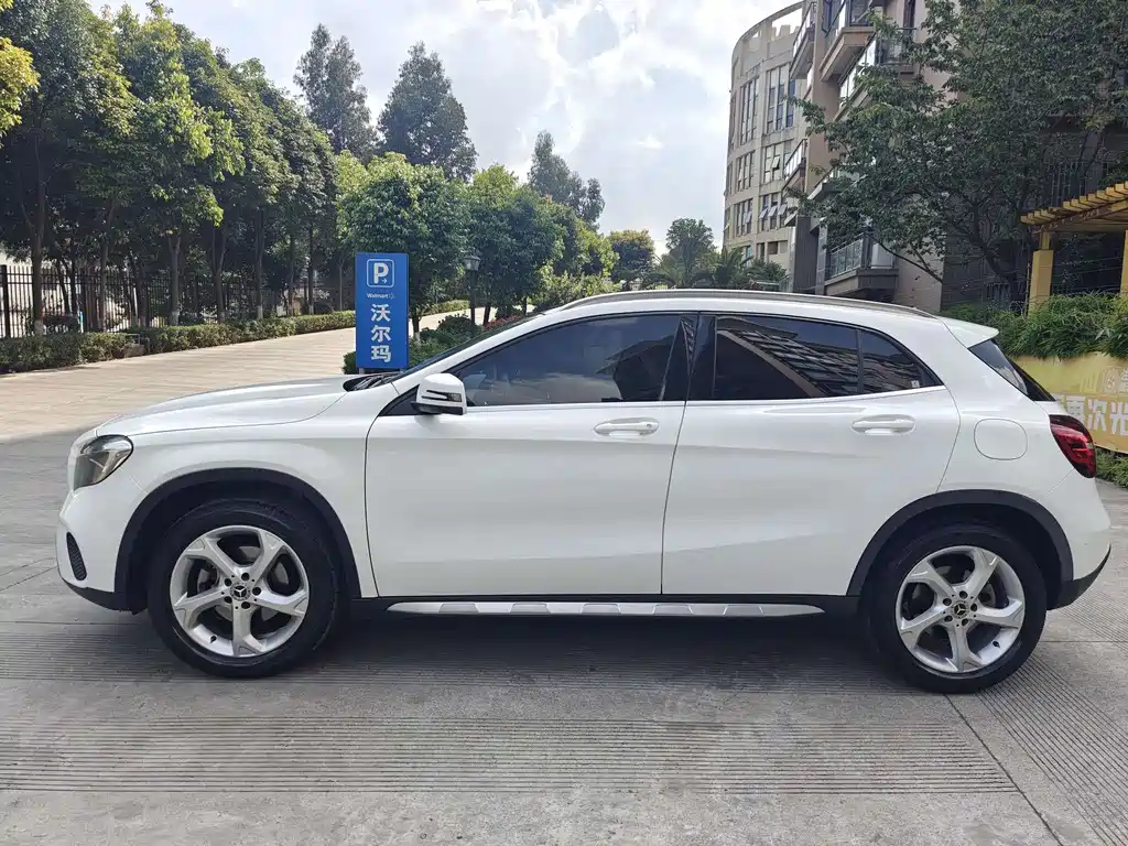 MERCEDES-BENZ  GLA