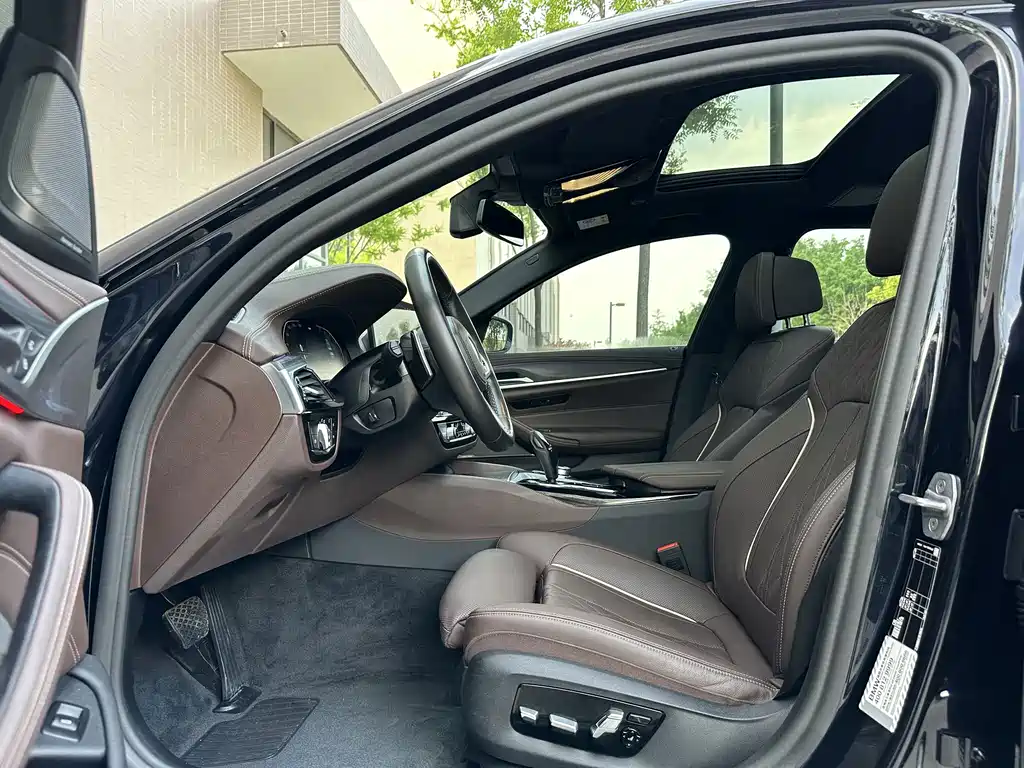 BMW 5 Series — миниатюра 7