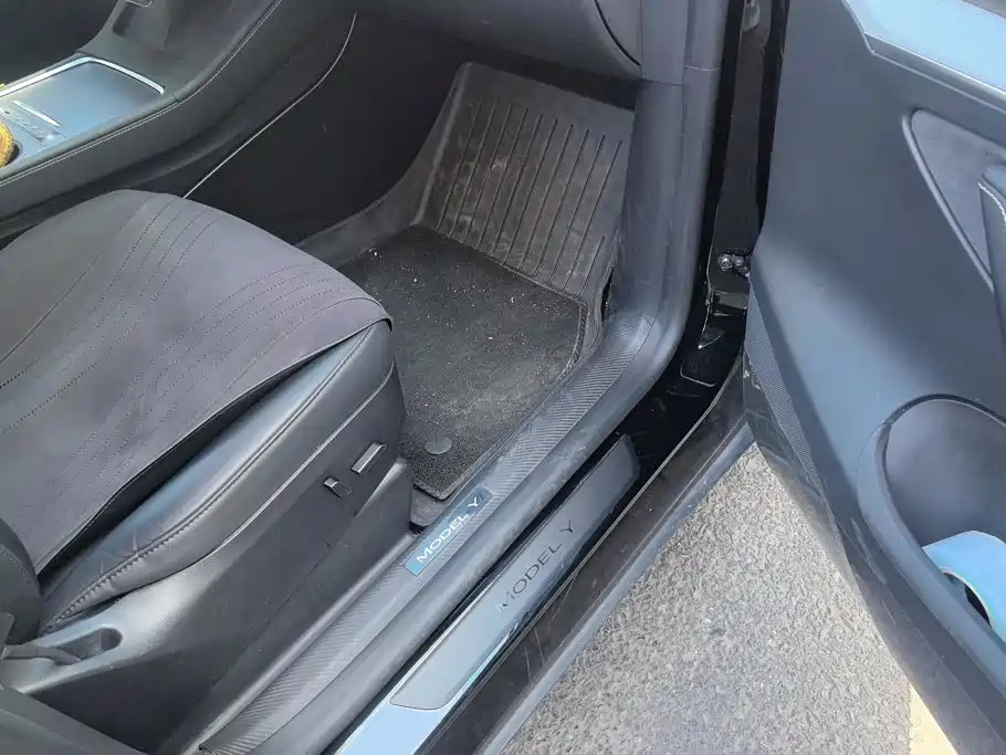 Tesla Model Y — миниатюра 8