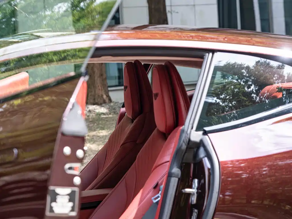 Aston Martin DB11 — миниатюра 10