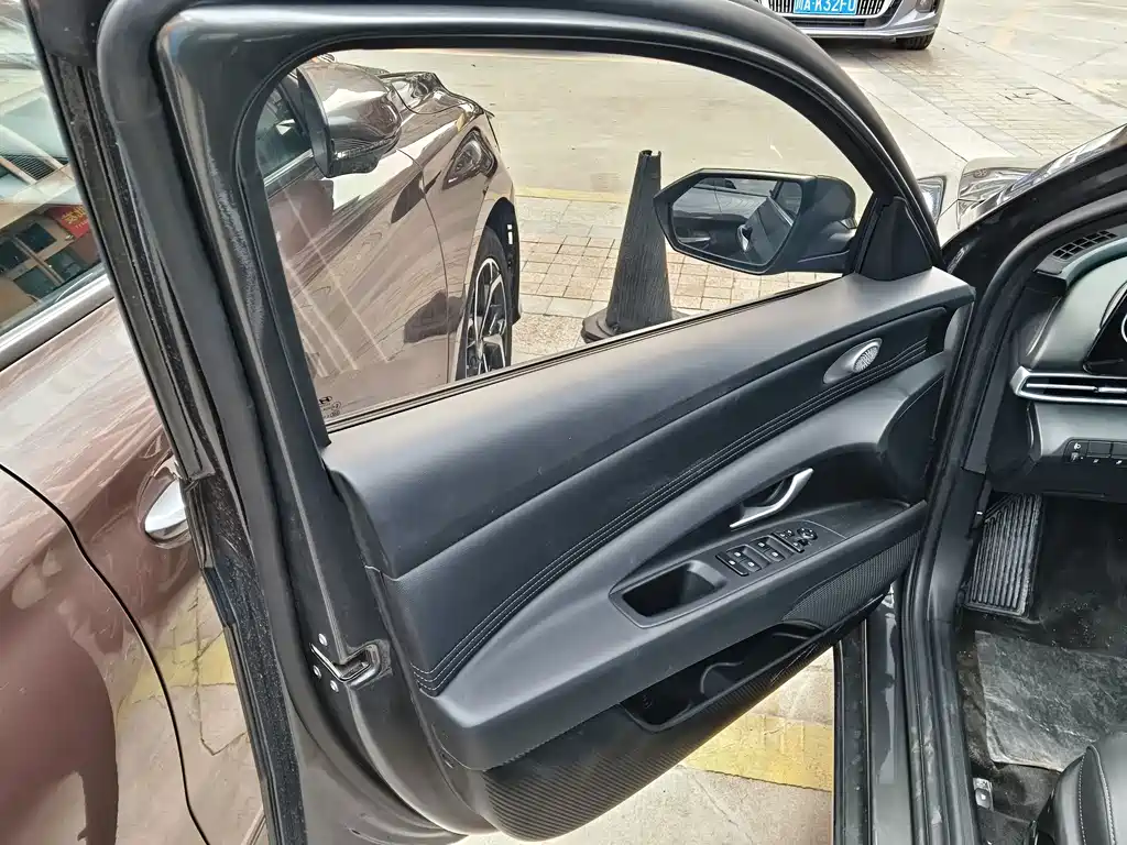Hyundai Elantra — миниатюра 12