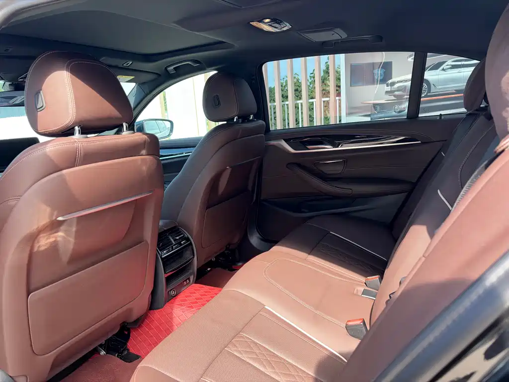 BMW 5 Series — миниатюра 8