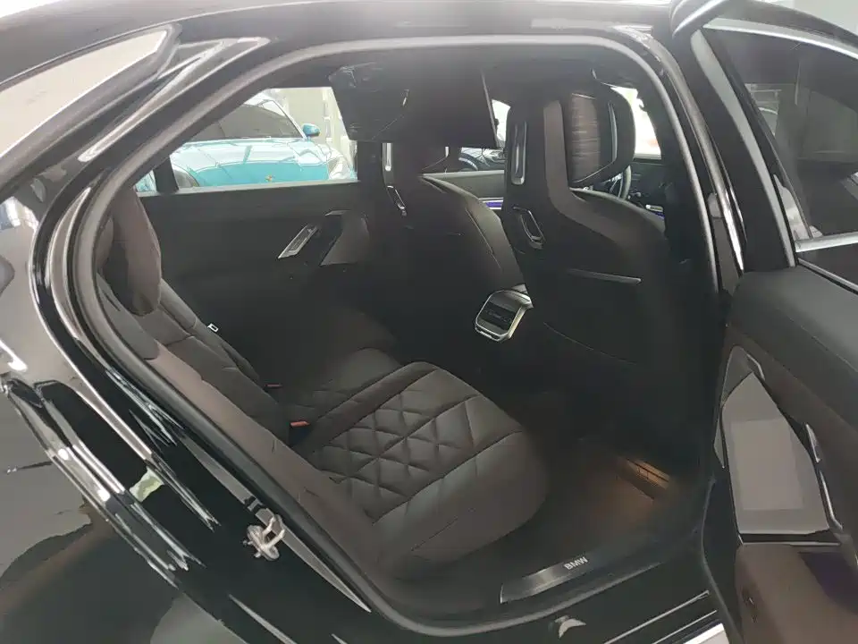 BMW 7 Series — миниатюра 7