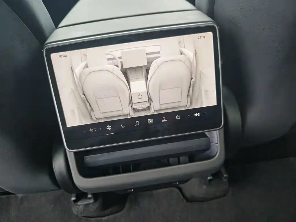 Tesla Model Y — миниатюра 14