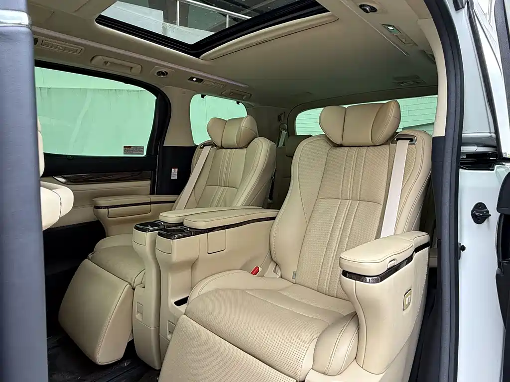 Toyota Alphard — миниатюра 9