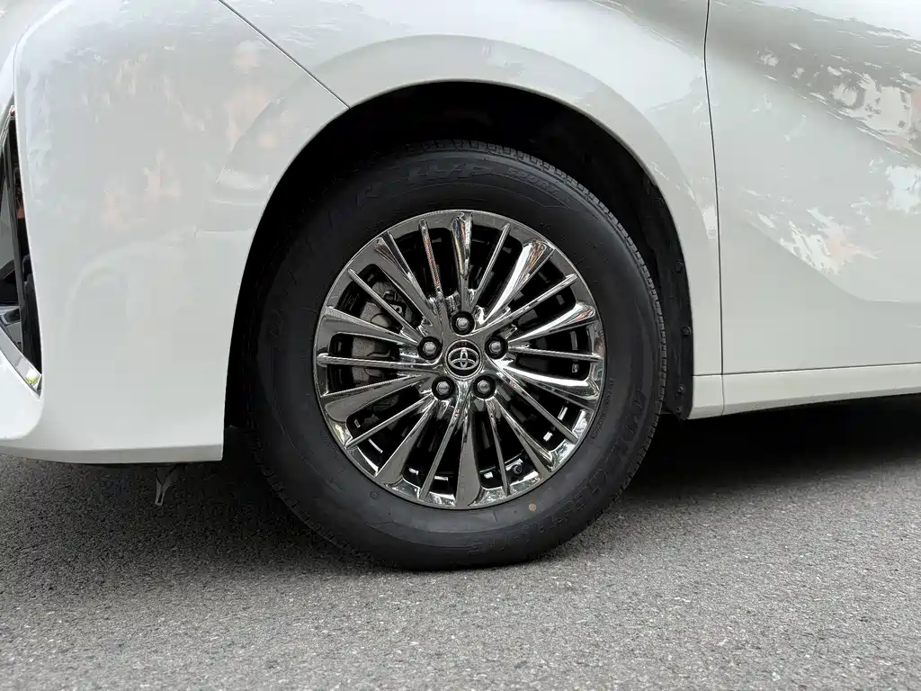 Toyota Alphard — миниатюра 11