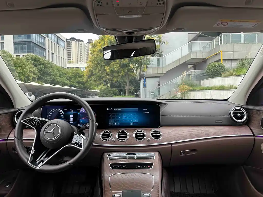 Mercedes-Benz E-Class — миниатюра 7