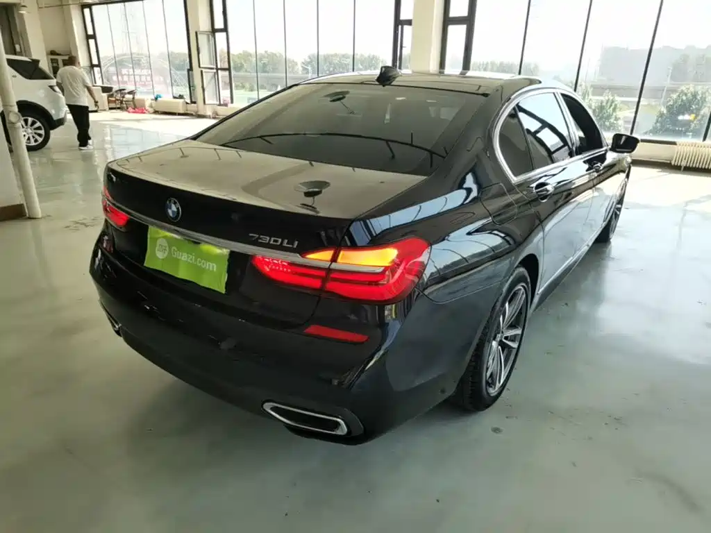 BMW 7 Series — миниатюра 7
