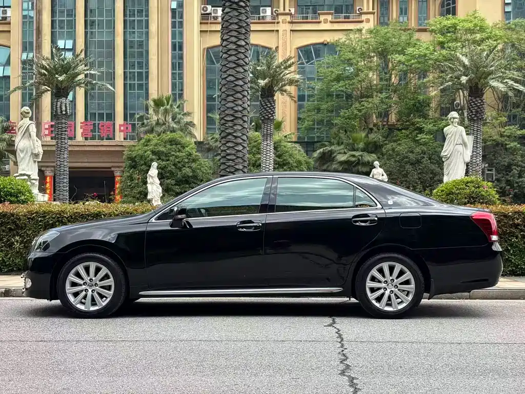 Toyota Crown — миниатюра 2