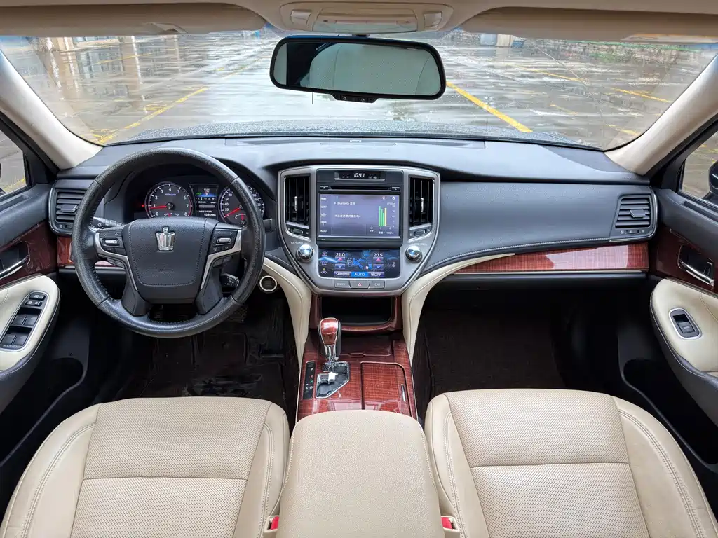 Toyota Crown — миниатюра 8