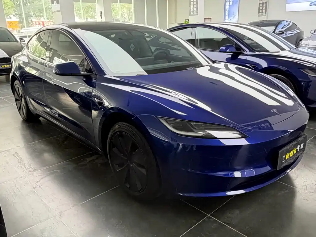 Tesla Model 3 — миниатюра 3