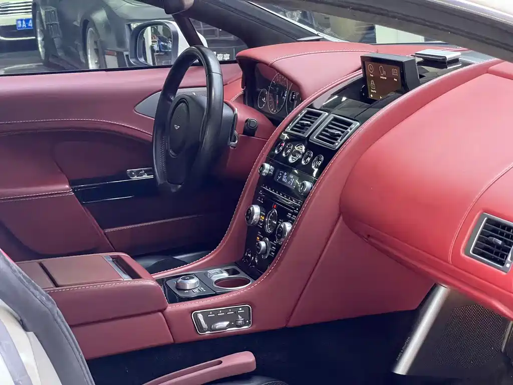 Aston Martin Rapide — миниатюра 14