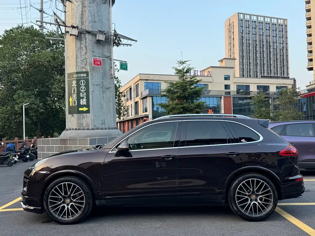 Porsche Cayenne — миниатюра 7