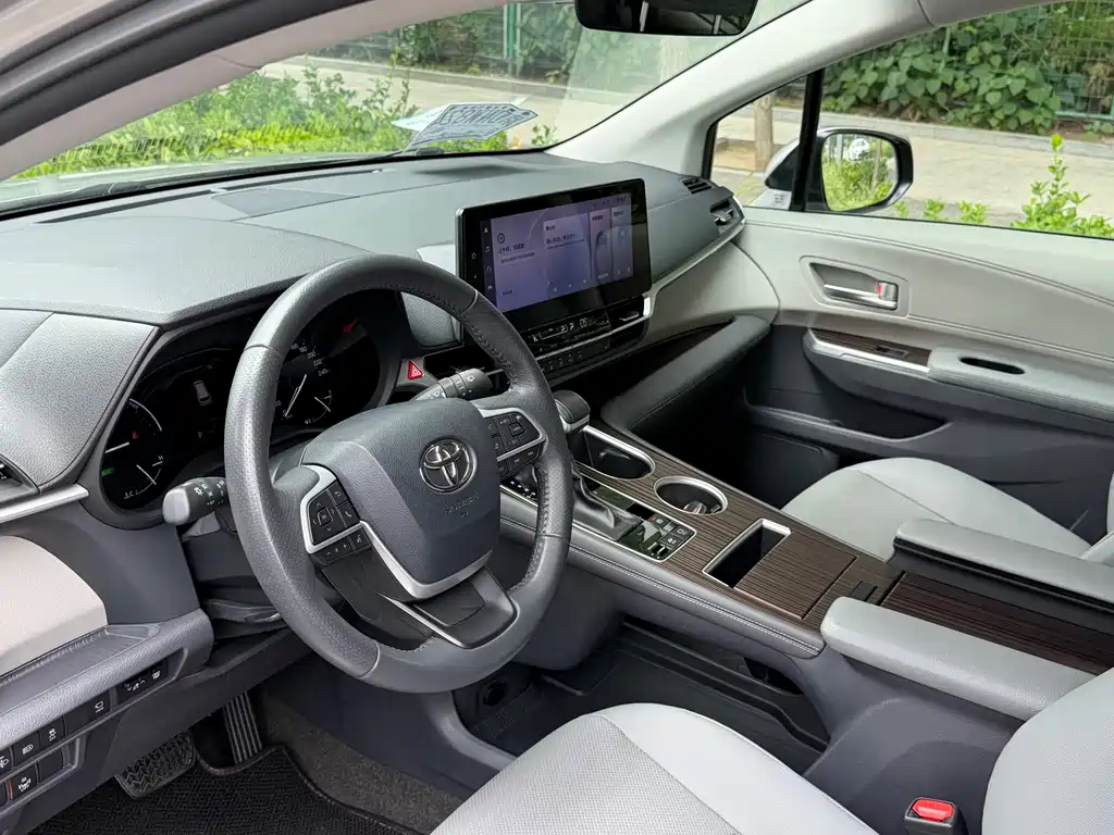 Toyota Granvia — миниатюра 13