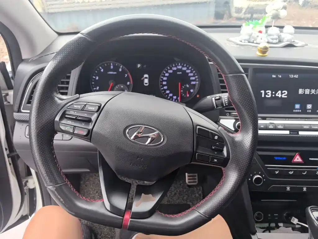 Hyundai Elantra — миниатюра 11