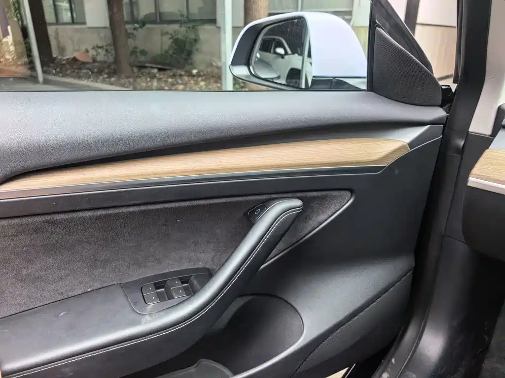 Tesla Model 3 — миниатюра 7