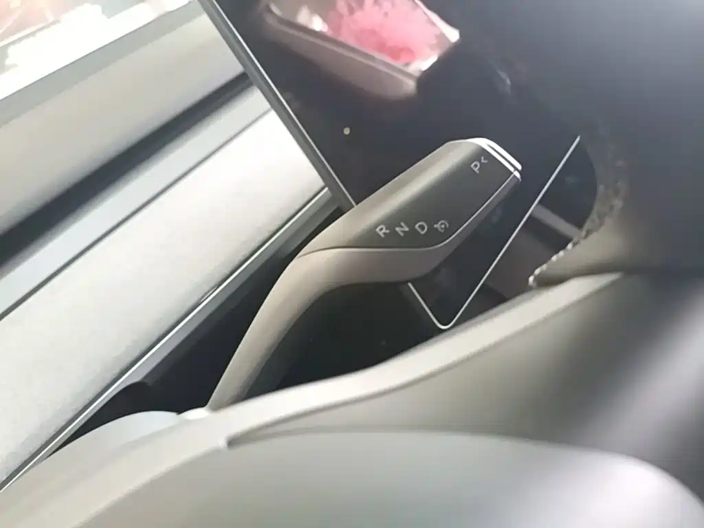 Tesla Model Y — миниатюра 14
